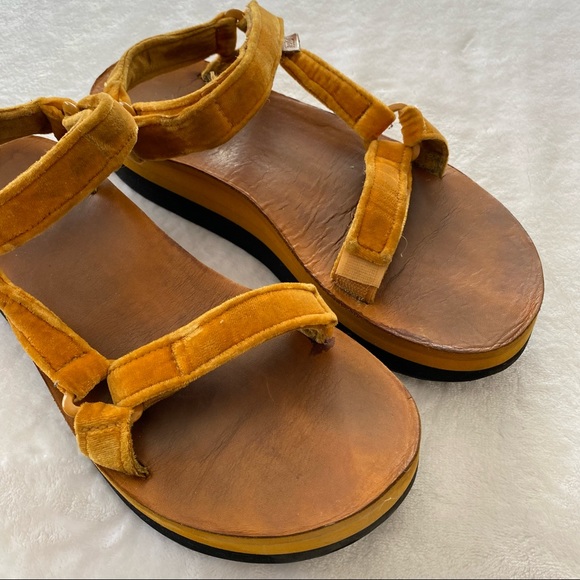 Teva Flatform Universal Velvet Sandals - Picture 5 of 11